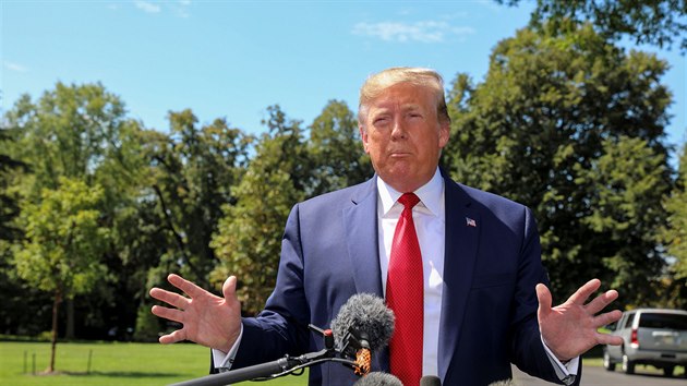 Trump vtinou hovo s novini na zahrad Blho domu ped nastartovanm vrtulnkem (21. srpna 2019).