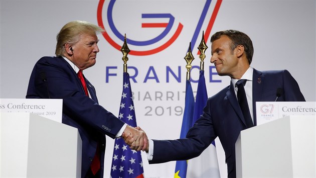 Americk prezident Donald Trump a francouzsk prezident Emmanuel Macron na zvren tiskov konferenci summitu G7 (26. srpna 2019)