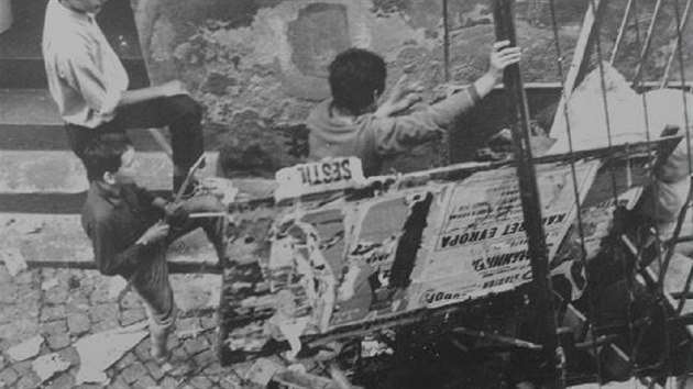 Bran se pi demonstraci 21. srpna 1969 snaili proti zasahujcm slokm stavt primitivn barikdy.