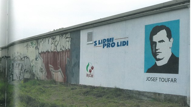 V rmci pedvolebn kampan Komunistick strany ech a Moravy pidal Timo ve svm dle k jejich logu a heslu S lidmi a pro lidi portrt komunisty umuenho fare Josefa Toufara.