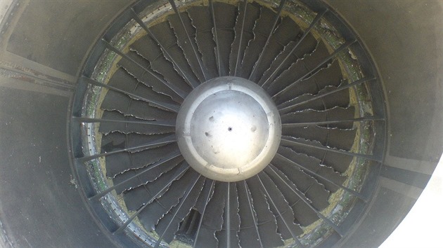 Lopatky motoru Pratt & Whitney JT8D po stetu s ptkem