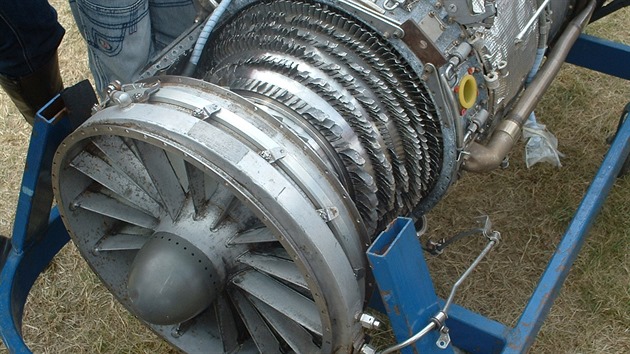 Odkapotovan leteck motor po stetu s ptkem