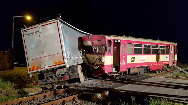 Pi srce osobnho vlaku a nkladnho auta na okraji Temonice utrpl strojvedouc stedn tk zrann.