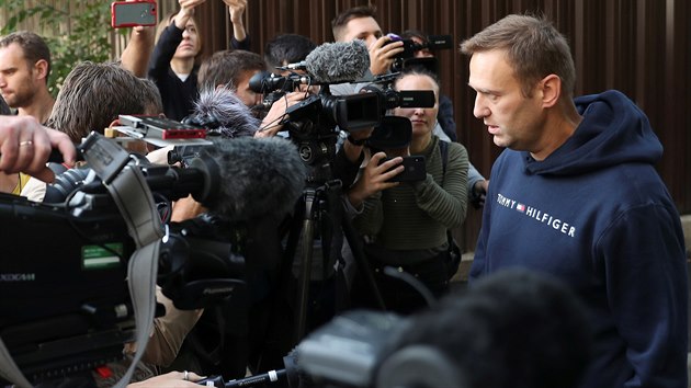 Rusk opozin vdce Alexej Navalnyj opustil po 30 dnech vzen, kam byl odsouzen za vzvy k asti na nepovolen demonstraci proti vylouen opozice z voleb do zastupitelstva Moskvy. (23. srpna 2019)