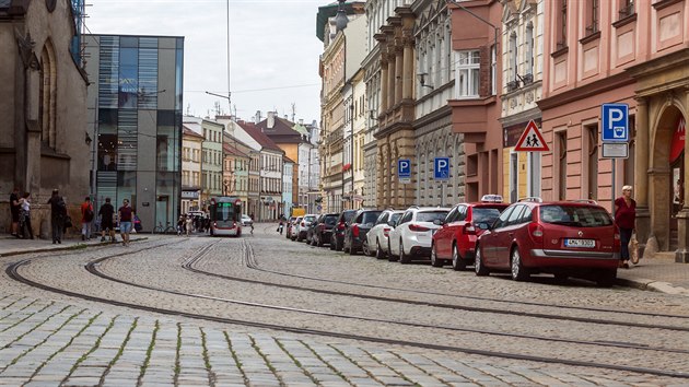 Frekventovan ulice 8. kvtna v centru Olomouce. Ji roky potebuje pedevm kvli stavu kolej a kanalizace kompletn rekonstrukci. (srpen 2019)