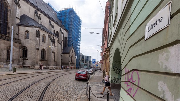 Frekventovan ulice 8. kvtna v centru Olomouce. Ji roky potebuje pedevm kvli stavu kolej a kanalizace kompletn rekonstrukci. (srpen 2019)