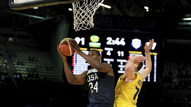 Momentka z ppravnho zpasu mezi basketbalisty Austrlie a Spojench stt.