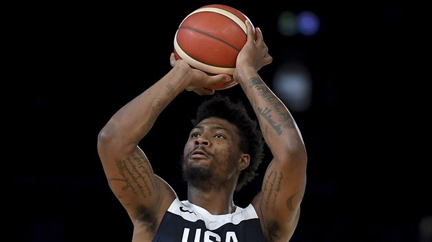 Marcus Smart v akci bhem ppravnho zpasu americkch basketbalist v Austrlii.