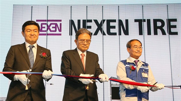 Travis Kang, vkonn editel Nexen Tire (na snmku vlevo), a Kang Byung-Joong, pedseda pedstavenstva Nexen Tire (uprosted), vera spolu se zamstnanci pestihli psku na slavnostnm zahjen provozu korejsk tovrny na pneumatiky Nexen Tire Europe v prmyslov zn Triangle.