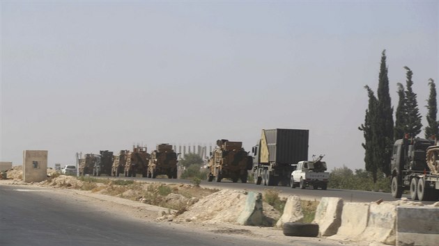 Tureck vojensk konvoj na silnici k syrskmu mstu Chn ajchn v provincii Idlib (19. srpna 2019)