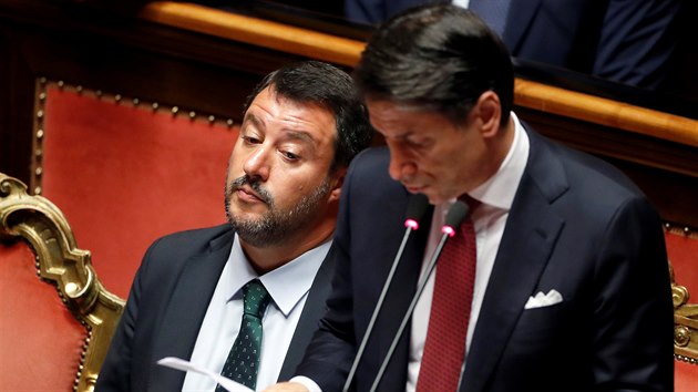 Italsk premir Giuseppe Conte (vpravo) ohlsil rezignaci po rozpadu vldn koalice. Vlevo sed f Ligy a dosavadn ministr vnitra Matteo Salvini, kter konec koalice inicioval. (20. srpna 2019)
