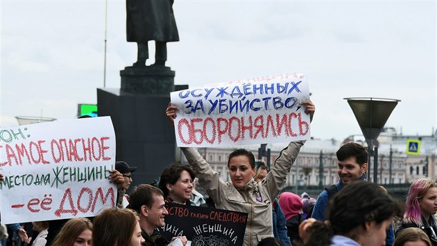 Demonstrace v Petrohrad na podporu sester Chaaturjanovch, obvinnch z vrady despotickho otce (4. 8. 2019)