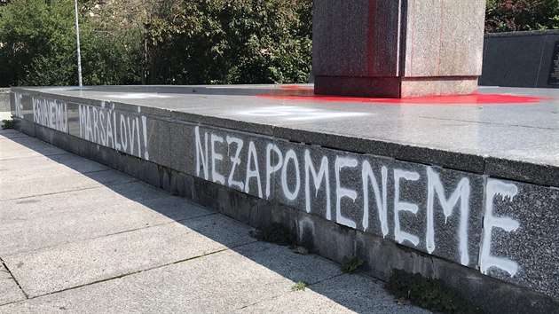 Pomnk Konva v Praze 6 opt terem vandalismu. (22. 8. 2019)