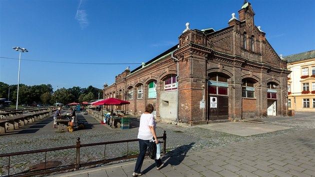 Pohled na chtrajc historickou budovu trnice v centru Olomouce a pilehl venkovn trit.