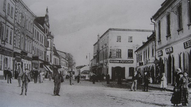 Historick fotografie z roku 1907 zachycujc st bloku historickch dom nazvanho palek v Dukelsk brn (vpravo zbouran st). Ze zstavby vystupuje dm U Zlat beiky, naproti je hotel U T krl.