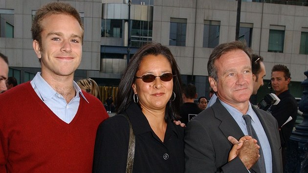 Robin Williams se svou druhou manelkou Marshou Garcesovou a synem Zakem z prvnho manelstv (Los Angeles, 22. srpna 2002)
