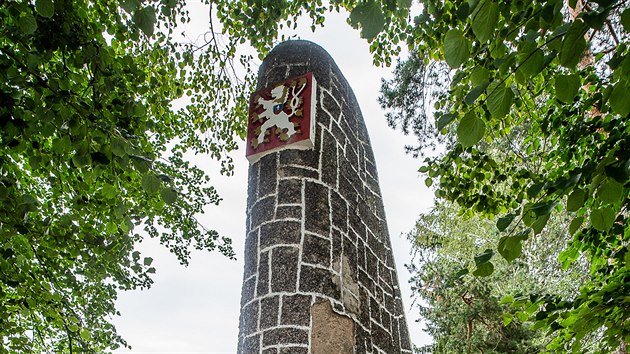 Na snmku je pomnk Dukelskch hrdin na hradeckm letiti. (12. 8. 2019).
