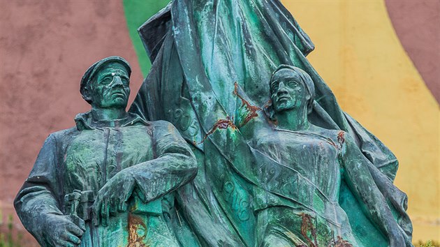 Ve vojenskm prostoru u Skaliky v Hradci Krlov jsou k vidn sochy z as socialismu (12. 8. 2019).