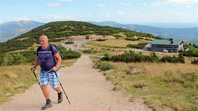 Pohled na Vrbatovo nvr (1415 metr nad moem) z vrcholu Zlatho nvr