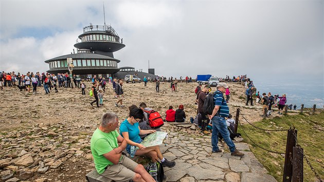 Vrchol Snky bv v lt peplnn turisty, hodn jich sem pichz z polsk strany (23. 8. 2019).