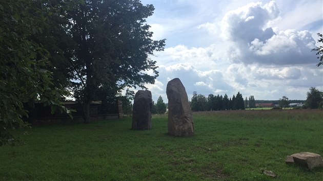Spolek umstil menhiry ve Vysoanech u Novho Bydova v mst, kde pr budou jejich energetick inky nejsilnj.