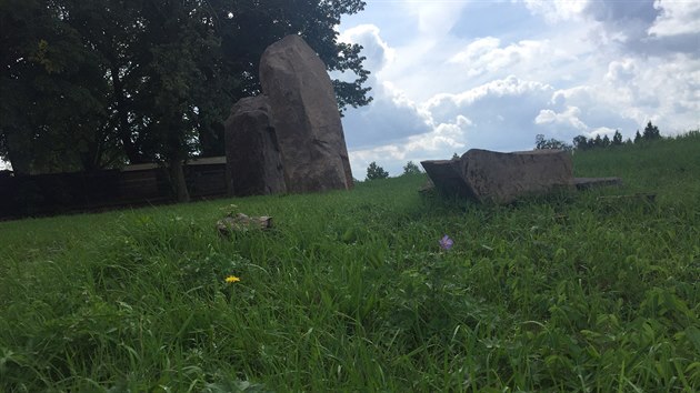 Spolek umstil menhiry ve Vysoanech u Novho Bydova v mst, kde pr budou jejich energetick inky nejsilnj.