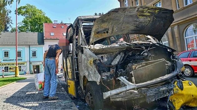 Odstaven autobus zcela shoel na autobusovm ndra v Polici nad Metuj (29. 8. 2019).