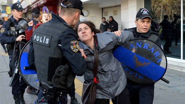 eny v Ankae protestovaly proti zvyujcmu se potu obt nsil ze strany mu u v roce 2016. Od roku 2012 do ervence 2019 mui v Turecku zabili tm dva tisce en. 