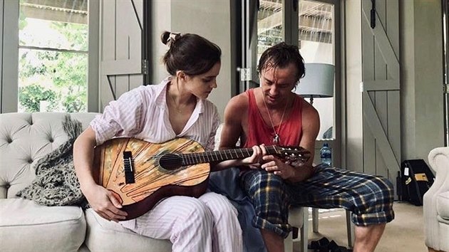 Tom Felton u Emmu Watsonovou (pedstavitelku Hermiony) hrt na kytaru (20. srpna 2019).