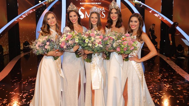 Finle soute esk Miss 2019 a Miss Universe Slovenskej republiky 2019 - Stanislava Lukov, Laura Longauerov, Klra Vavrukov, Barbora Hodaov a Karolna Kokeov (25. srpna 2019)