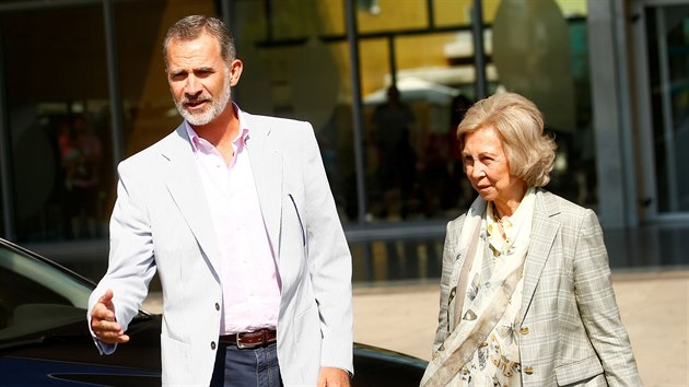 panlsk krl Felipe VI. a jeho matka krlovna Sofia po nvtv bvalho krle Juana Carlose I. v nemocnici (Madrid, 24. srpna 2019)