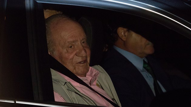 Bval panlsk krl Juan Carlos I. pijd do nemocnice Quiron Hospital, kde podstoupil operaci srdce (Madrid, 23. srpna 2019).