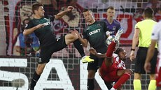 Ruben Semedo z Olympiakosu střílí na branku Krasnodaru. Vlevo je Ruslan... Ruben Semedo z Olympiakosu střílí na branku Krasnodaru. Vlevo je Ruslan...
