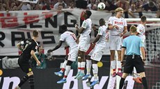 Marco Reus z Dortmundu posílá míč přes zeď v utkání na hřišti Kolína. Marco Reus z Dortmundu posílá míč přes zeď v utkání na hřišti Kolína.