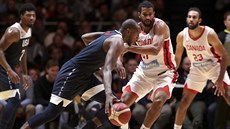 Americký basketbalista Khris Middleton se řítí do útoku v utkání s Kanadou. Americký basketbalista Khris Middleton se řítí do útoku v utkání s Kanadou.