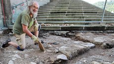 Archeolog Jiří Klsák čistí zbytky základů původního gotického kostela z 15.... Archeolog Jiří Klsák čistí zbytky základů původního gotického kostela z 15....