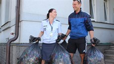 Zaměstnanci vojenského letiště Praha - Kbely s pytli víček pro nemocnou... Zaměstnanci vojenského letiště Praha - Kbely s pytli víček pro nemocnou...
