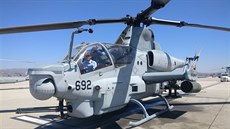 AH-1Z je ist bojovým vrtulníkem. Pomocné kídlo nese raketovou výzbroj, na...