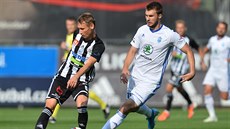 Boleslavský Nikolaj Komličenko (vpravo) stíhá Pavla Nováka z Českých Budějovic. Boleslavský Nikolaj Komličenko (vpravo) stíhá Pavla Nováka z Českých Budějovic.