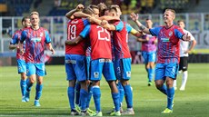 Hráči Plzně se radují z gólu při zápase s Opavou. Hráči Plzně se radují z gólu při zápase s Opavou.