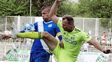Karvinský útočník Dávid Guba (vpravo) se snaží odkopnout míč, který si... Karvinský útočník Dávid Guba (vpravo) se snaží odkopnout míč, který si...