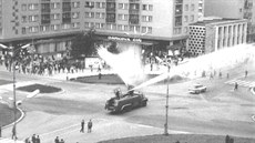 Unikátní fotografie pořízená 21. srpna 1969 z balkonu jednoho z domů na... Unikátní fotografie pořízená 21. srpna 1969 z balkonu jednoho z domů na...