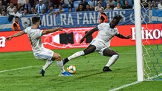 GÓLOVÝ MOMENT. Andraž Šporar a Myenty Abena ze Slovanu Bratislava doklepávají... GÓLOVÝ MOMENT. Andraž Šporar a Myenty Abena ze Slovanu Bratislava doklepávají...
