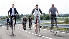 Novou silnici v Ostravě symbolicky otevřeli historičtí velocipedisté. Novou silnici v Ostravě symbolicky otevřeli historičtí velocipedisté.