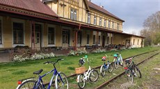 Budova bývalé železniční stanice Zbiroh slouží turistům. Před budovou místo... Budova bývalé železniční stanice Zbiroh slouží turistům. Před budovou místo...