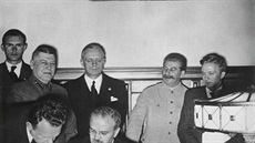 Vjaeslav Molotov podepisuje nmecko-sovtskou smlouvu o neútoení. V pozadí...