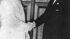 Stalin si potásá rukou s Ribbentropem.