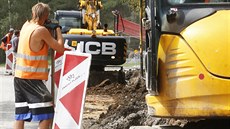 Dělníci pracují na opravě silnice v Horní Bříze, na které někdo poničil nově... Dělníci pracují na opravě silnice v Horní Bříze, na které někdo poničil nově...