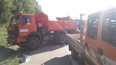 Kamion na D5 narazil do světelné směrové šipky na přívěsném vozíku. Při nehodě... Kamion na D5 narazil do světelné směrové šipky na přívěsném vozíku. Při nehodě...