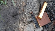 Mužem založený oheň rychle podnítila neznámá látka. Mužem založený oheň rychle podnítila neznámá látka.